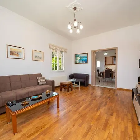 Erasmia- House 1 Ground Floor بيت للعطل